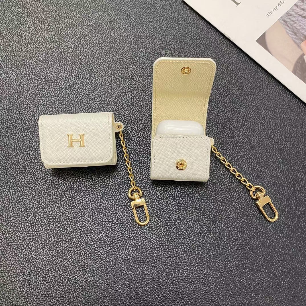 Custodia per AirPods firmata HH: elegante accessorio di moda