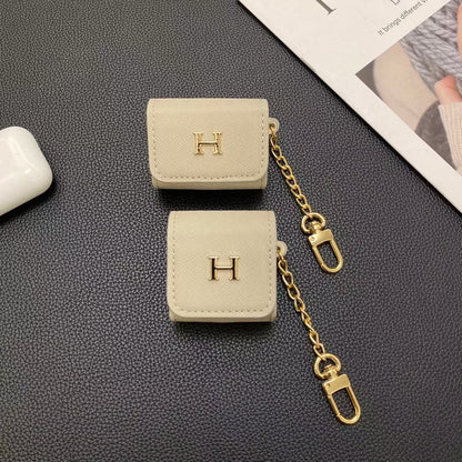 Custodia per AirPods firmata HH: elegante accessorio di moda