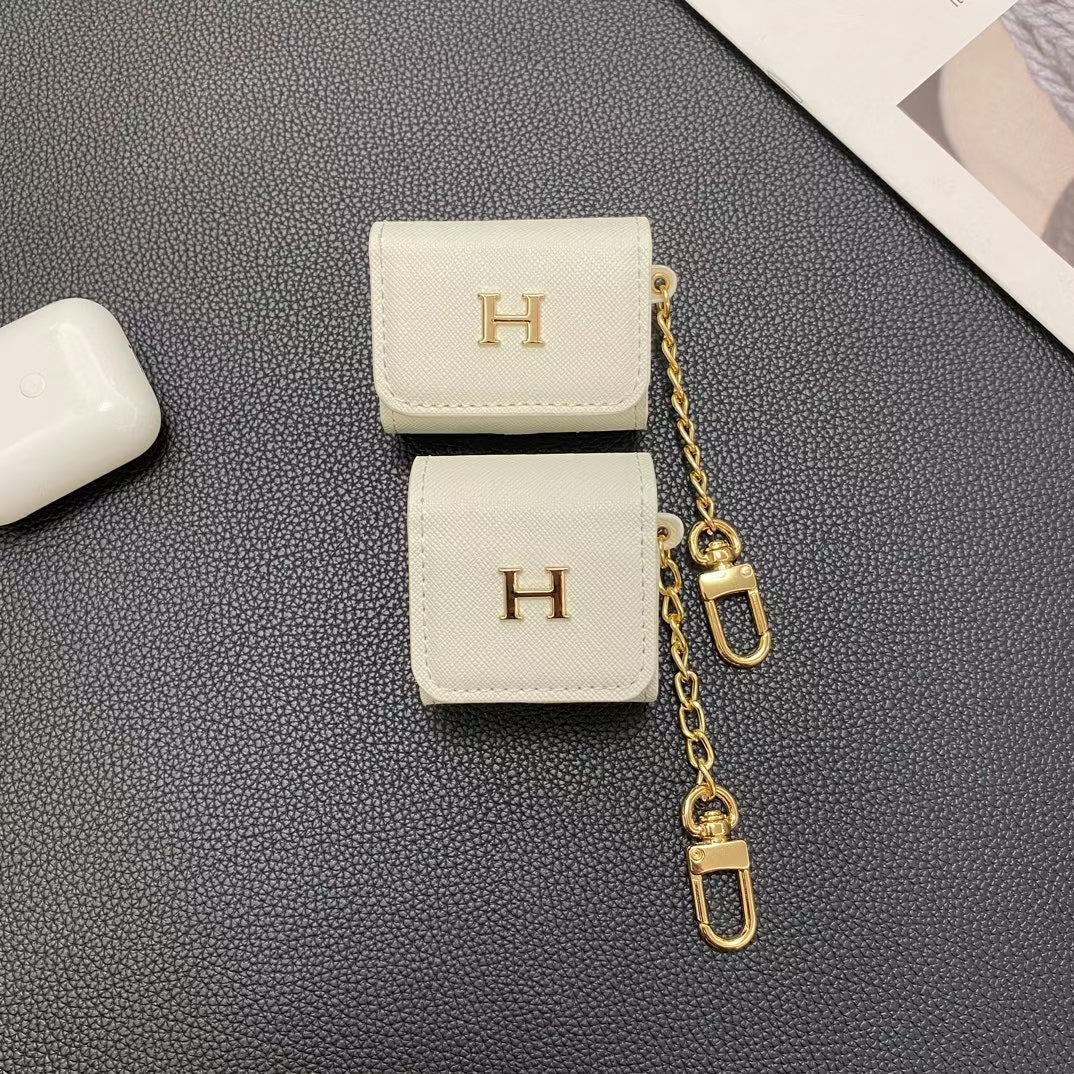 Custodia per AirPods firmata HH: elegante accessorio di moda