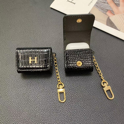 Custodia per AirPods firmata HH: elegante accessorio di moda