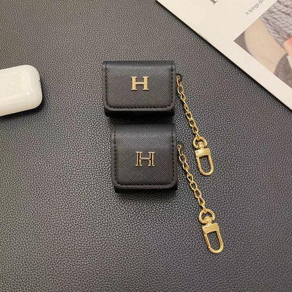 Custodia per AirPods firmata HH: elegante accessorio di moda