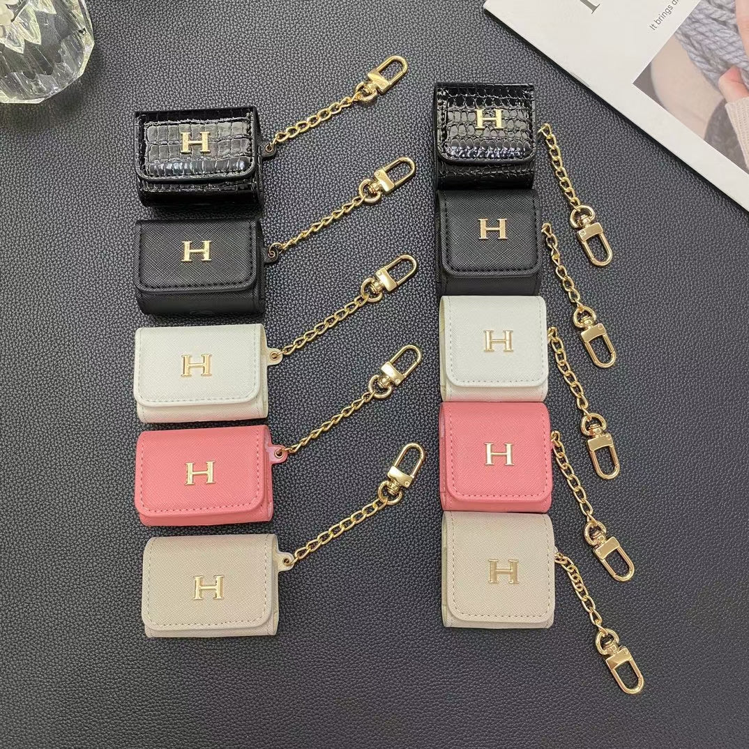 Custodia per AirPods firmata HH: elegante accessorio di moda