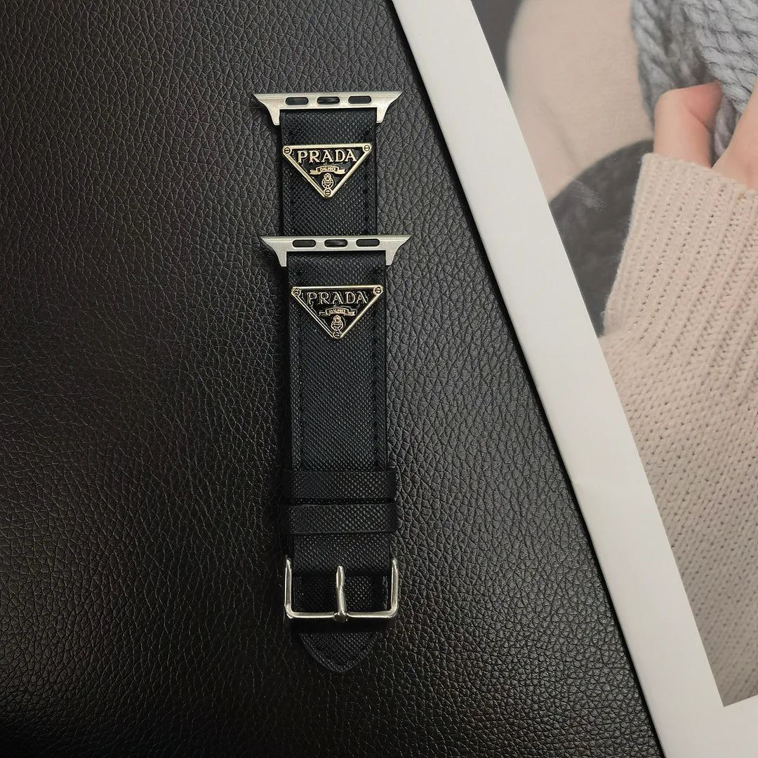 Cinturino in pelle per Apple Watch con etichetta monogramma a doppio triangolo