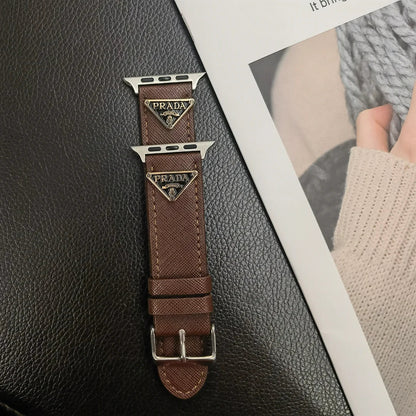 Cinturino in pelle per Apple Watch con etichetta monogramma a doppio triangolo