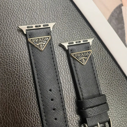 Cinturino in pelle per Apple Watch con etichetta monogramma a doppio triangolo