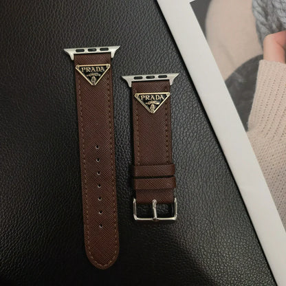 Cinturino in pelle per Apple Watch con etichetta monogramma a doppio triangolo